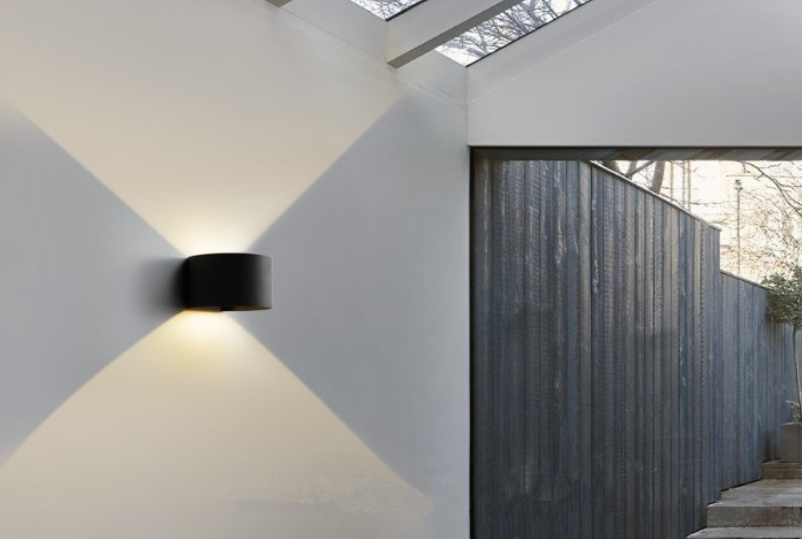 Dimmbare dekorative LED-Leuchte, moderne halbrunde wasserdichte Wandleuchte für den Außenbereich, nach oben und unten gerichtete Wandbeleuchtung, dimmbares Licht