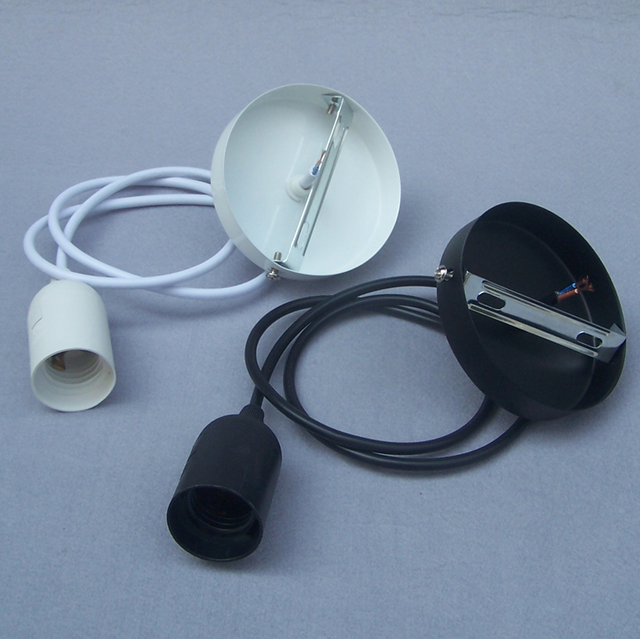 E27-Lampenfassungsbaugruppe aus Metall nach europäischem Standard. E27-Lampenfassung aus Eisen mit farbigem geflochtenem Draht. E27-Deckenlampenfassungssatz