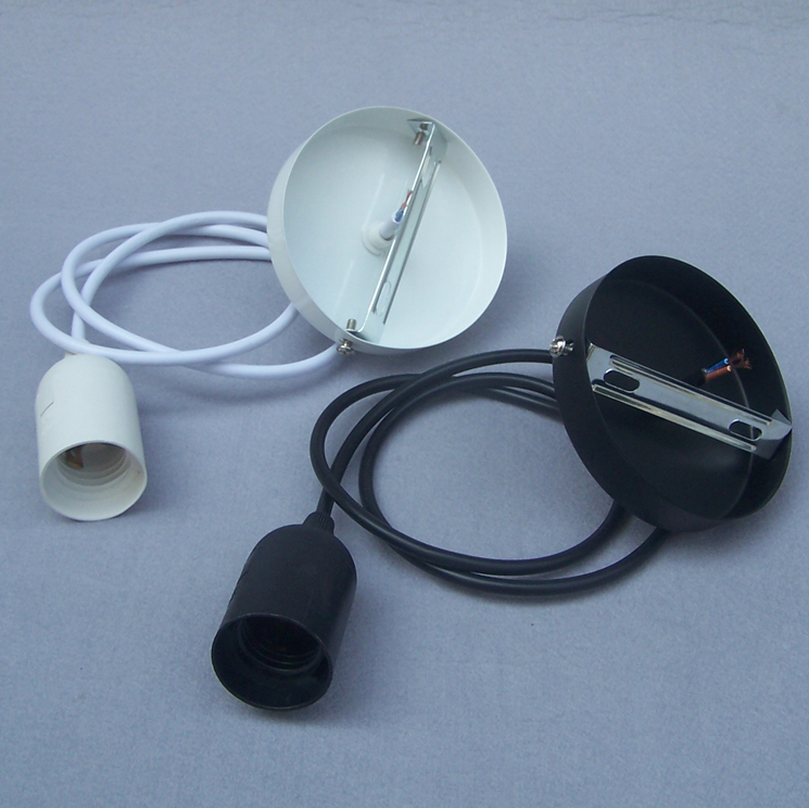 E27-Lampenfassungsbaugruppe aus Metall nach europäischem Standard. E27-Lampenfassung aus Eisen mit farbigem geflochtenem Draht. E27-Deckenlampenfassungssatz
