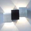 Moderne LED-Wandleuchte mit Stufen und dekorativem Innenlicht