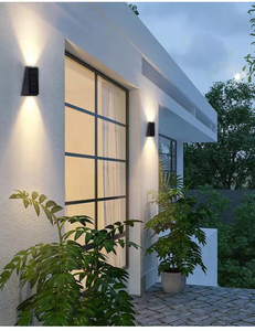 Neue trapezförmige Solar-Wandleuchte, obere und untere Wandleuchte, wasserdichte Außenleuchte für den Garten im Innenhof
