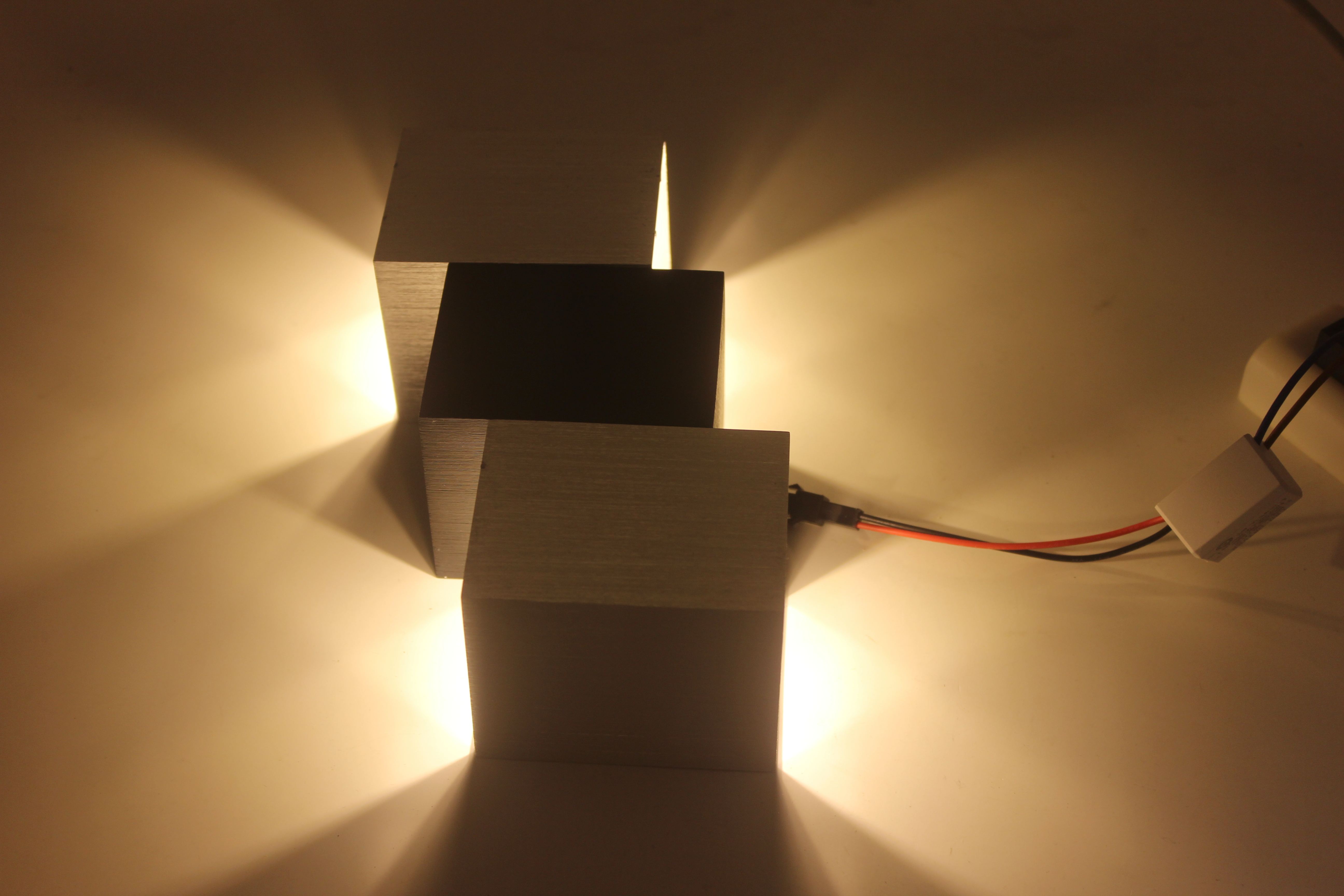 Moderne LED-Wandleuchte mit Stufen und dekorativem Innenlicht