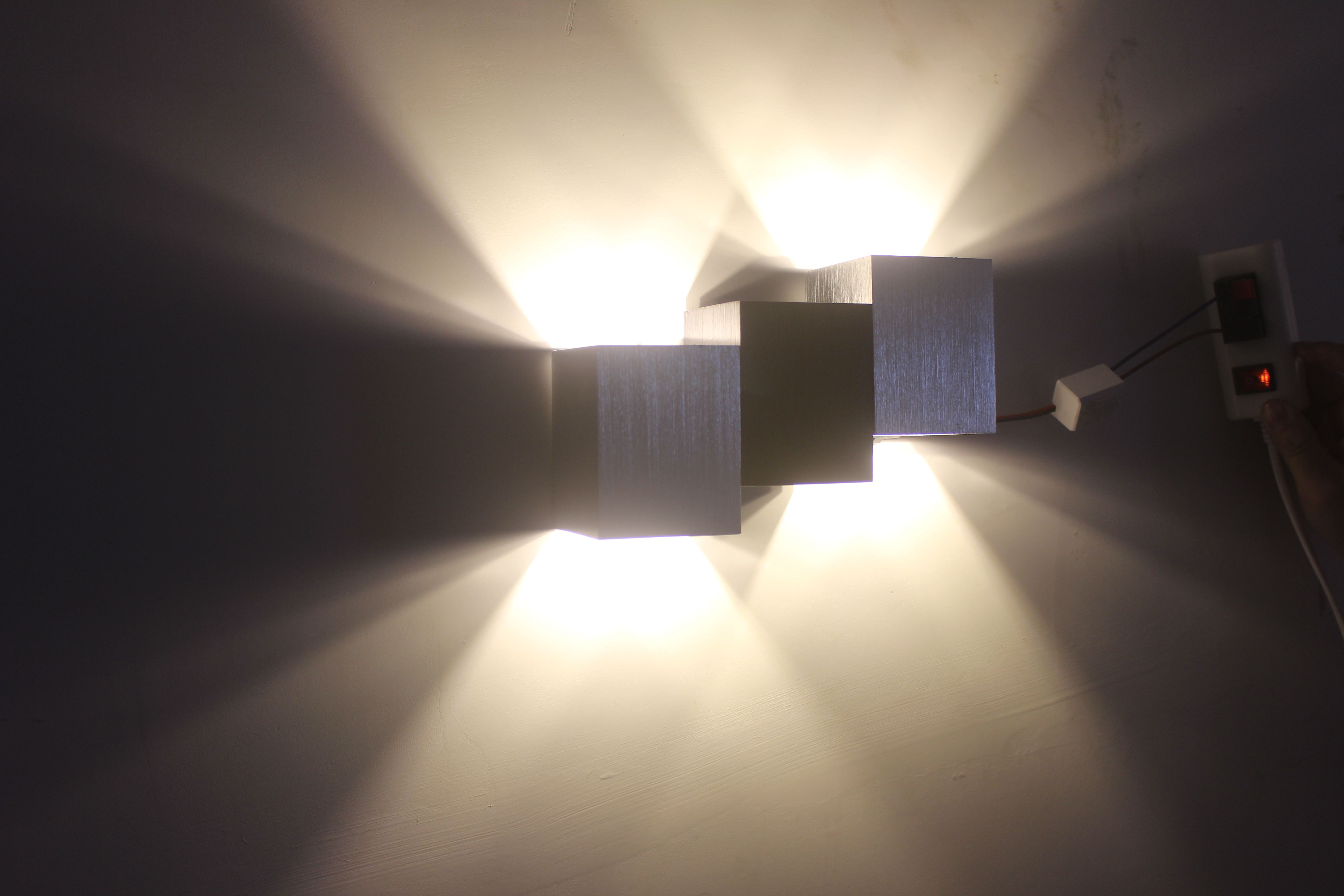 Moderne LED-Wandleuchte mit Stufen und dekorativem Innenlicht