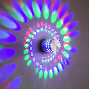 Mischlicht aus Spiralloch-Wandlampe zum Neupreis und schickem modernem RGB-Nachtlicht für den Innenbereich mit Fernbedienung