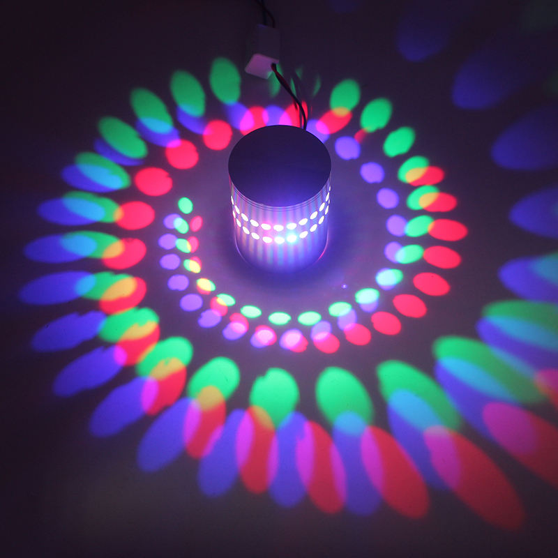 Mischlicht aus Spiralloch-Wandlampe zum Neupreis und schickem modernem RGB-Nachtlicht für den Innenbereich mit Fernbedienung