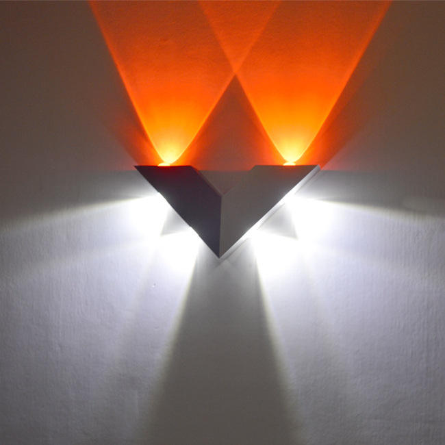 Neue moderne dreieckige Aluminium-Innenwandleuchte mit 6 LEDs in V-Form