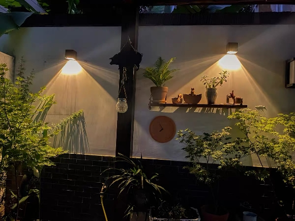 LED-Solar-Außenlichtsteuerung, Induktion, Hofdekoration, Solarzaun-Wandleuchte, halbrunde, energiesparende Straßenlaterne