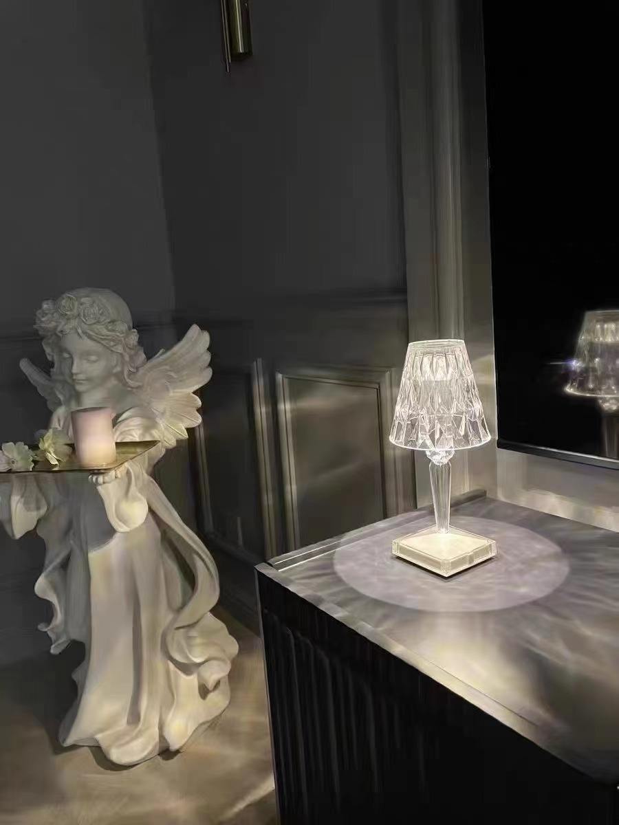 Kristall-Tischlampe, kleine Nachtlampe, wiederaufladbare Tischlampe, bietet kreative Atmosphäre für Nachtbar-Dekoration und 